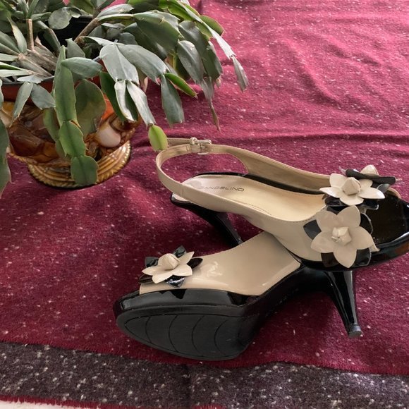 Bandolino Black Tan Flower Shoes - Picture 2 of 4